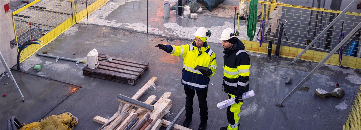 Mennesker på en byggeplass