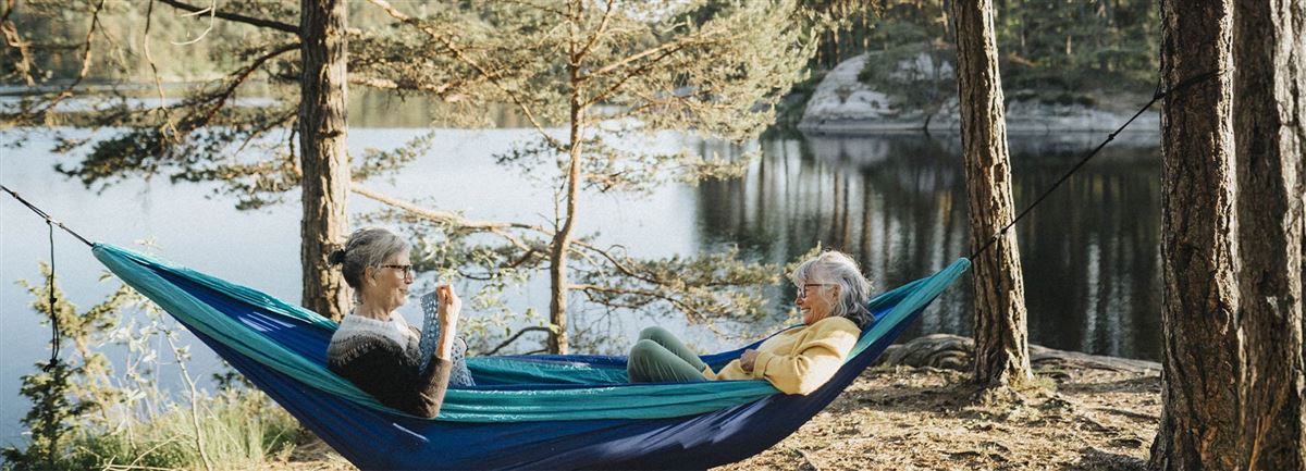 To kvinner i en hengekøye