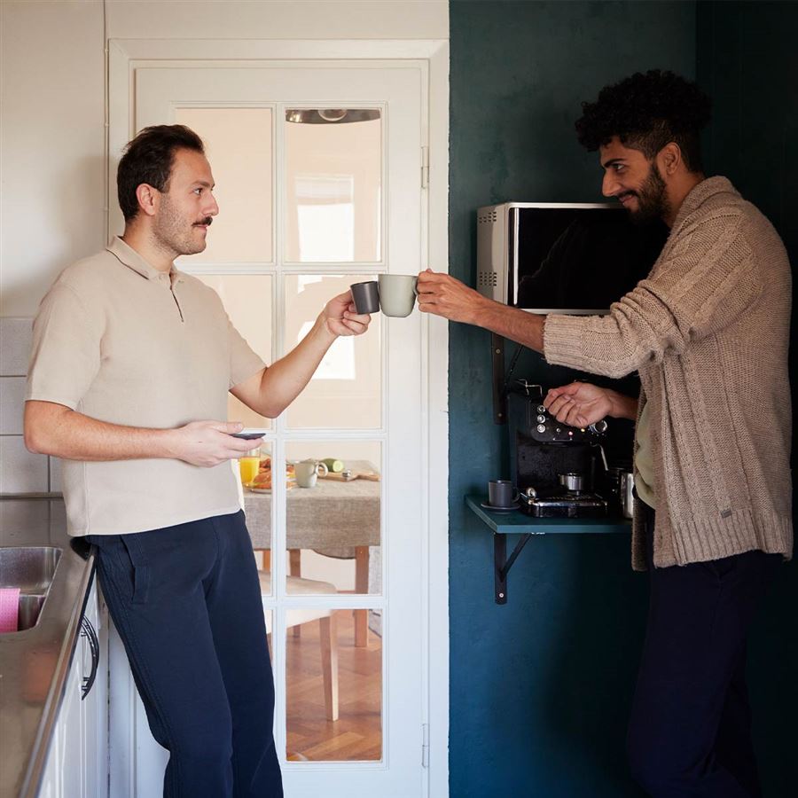 To venner skåler med kaffekopper