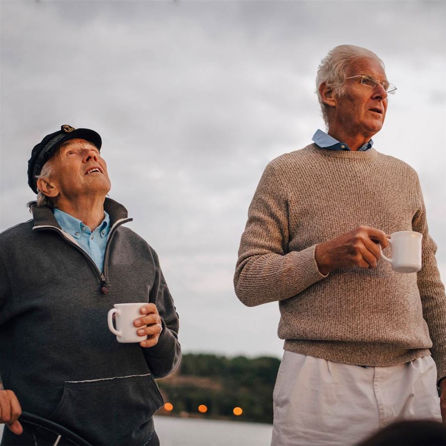 To menn drikker kaffe på en båt