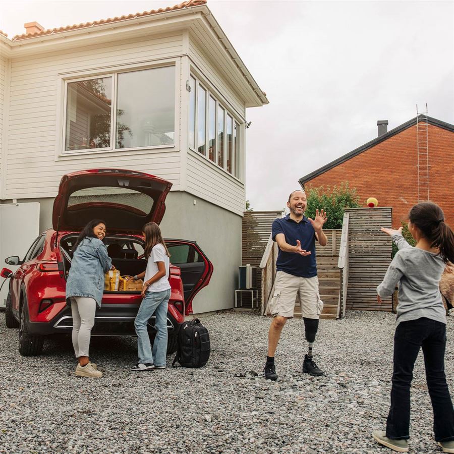 Familie som skal på reise med bil.