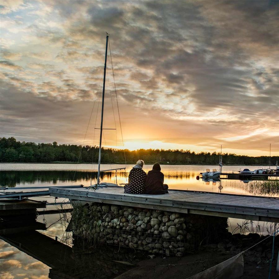 Familie ser på solnedgangen