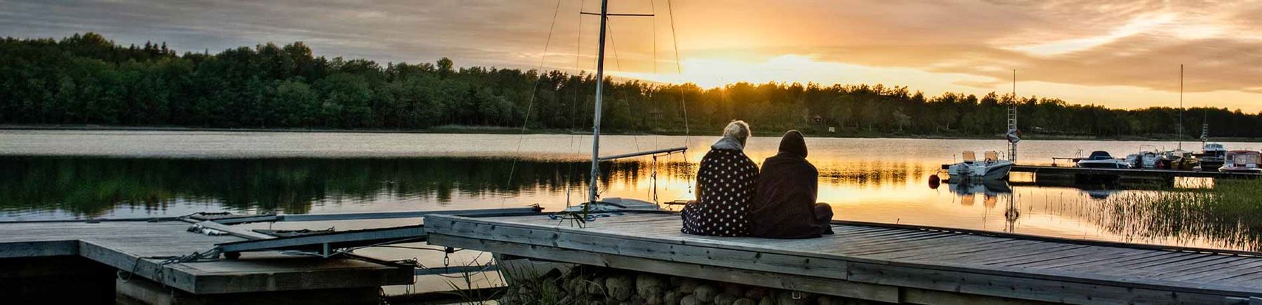 Familie ser på solnedgangen